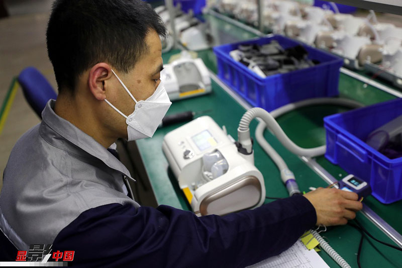 المصانع الصينية تعمل بكامل طاقتها لإنتاج الجهاز التنفسي الصناعي لدعم العالم في حربه ضد كورونا الجديد