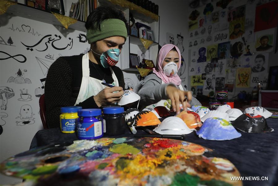 مقالة : فنانان فلسطينيان يرسمان على 
