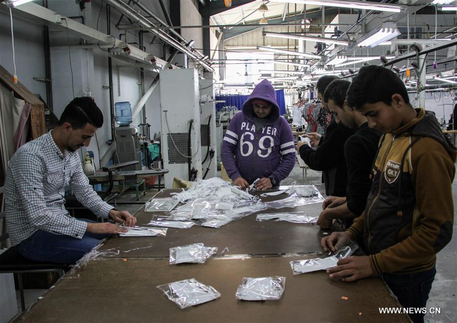 مقالة : مصنع فلسطيني في غزة يستبدل عمله التقليدي بخطوط انتاج جديدة للأقنعة والملابس الواقية