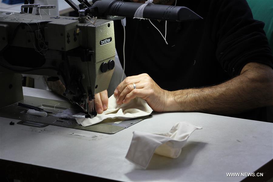 مقالة : مصنع فلسطيني في غزة يستبدل عمله التقليدي بخطوط انتاج جديدة للأقنعة والملابس الواقية