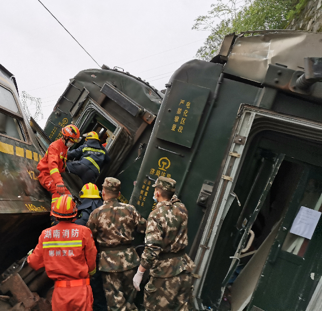 مصرع شخص واصابة 127 بعد خروج قطار عن مساره فى وسط الصين