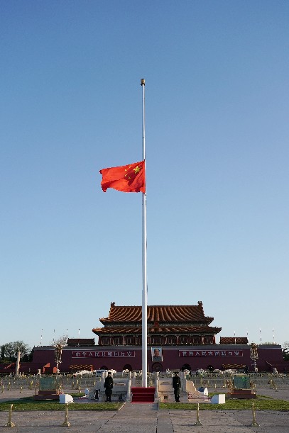 تنكيس العلم الوطني في ميدان تيان آن من حدادا على شهداء وضحايا كوفيد-19