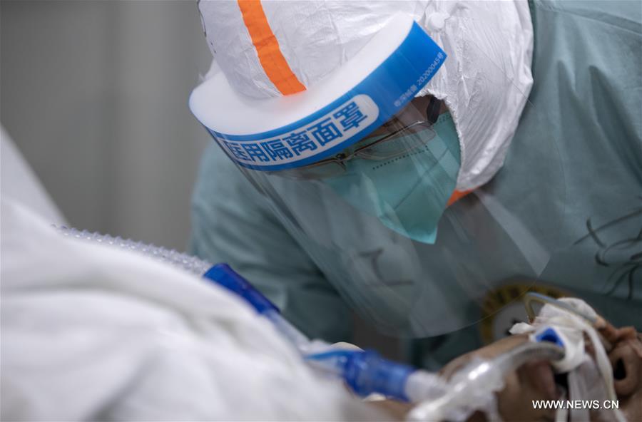 استعادة وظائف رئتين لمصاب بكوفيد-19 كان في حالة خطيرة في مستشفى بمدينة ووهان