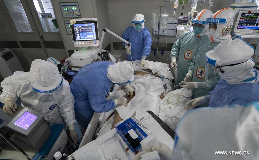 استعادة وظائف رئتين لمصاب بكوفيد-19 كان في حالة خطيرة في مستشفى بمدينة ووهان