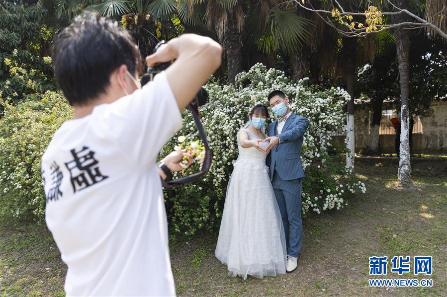 صور فستان زفاف بالكمّامة في ووهان
