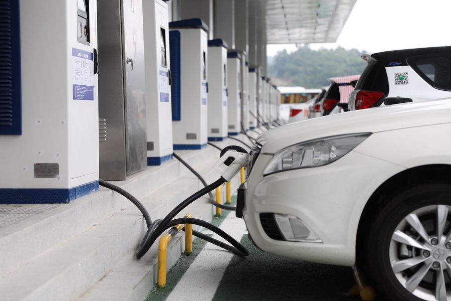 شركتان عملاقتان للكهرباء ترفعان استثمارات بناء ركائز الشحن للسيارات الكهربائية في الصين