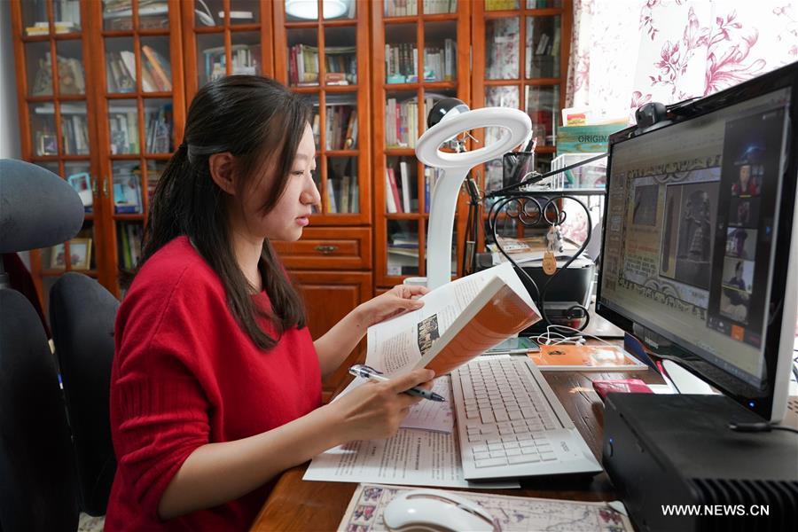 الدراسة عبر الإنترنت في بكين وسط تفشي الوباء