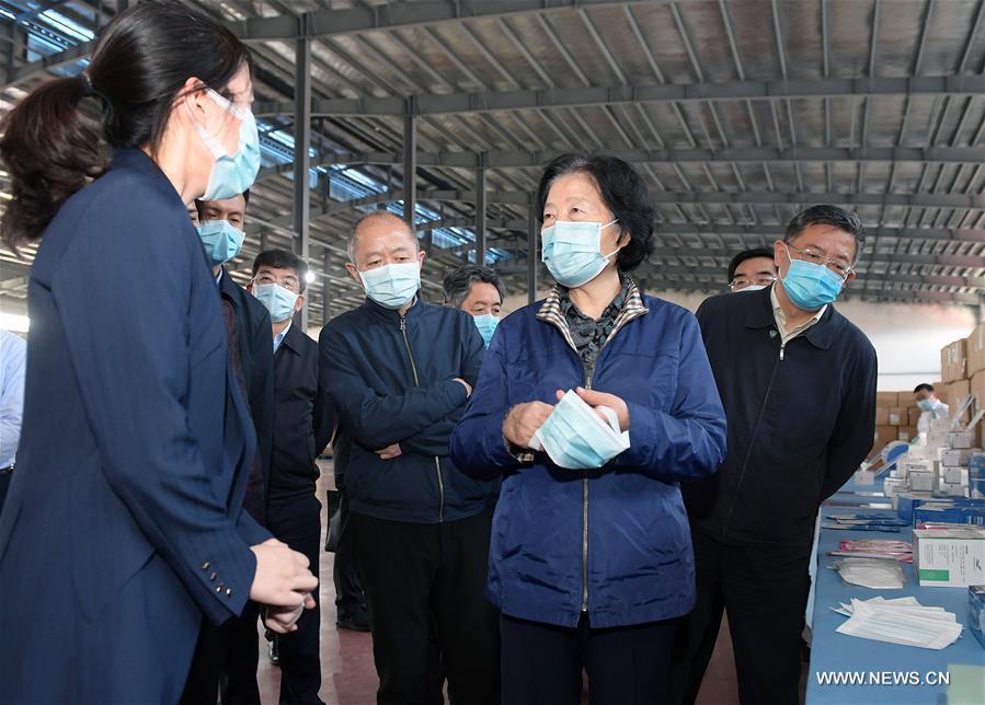 نائبة رئيس مجلس الدولة الصيني تؤكد أهمية المشاركة العامة في جهود السيطرة على الفيروس