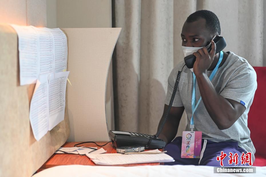بالصور: طالب افريقي يعمل كمتطوع في فندق للحجر الصحي بقوانغتشو