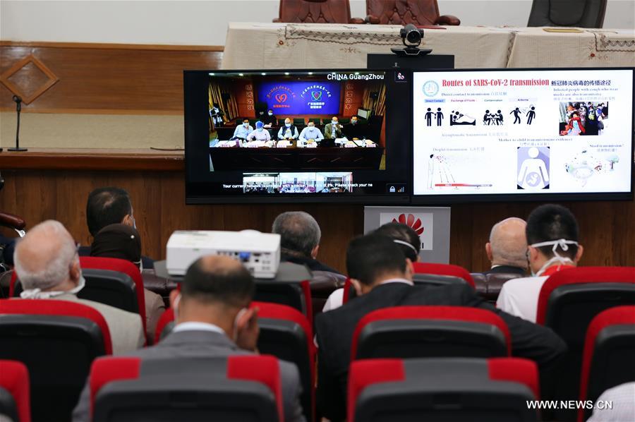 خبراء صينيون يتبادلون الخبرات مع نظرائهم العراقيين لمجابهة مرض فيروس كورونا الجديد