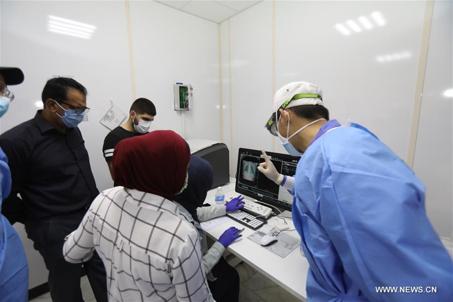 فريق خبراء صيني ينصب جهاز تصوير طبيا في بغداد للمساعدة في معالجة
