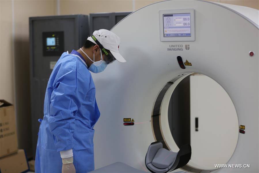 فريق خبراء صيني ينصب جهاز تصوير طبيا في بغداد للمساعدة في معالجة