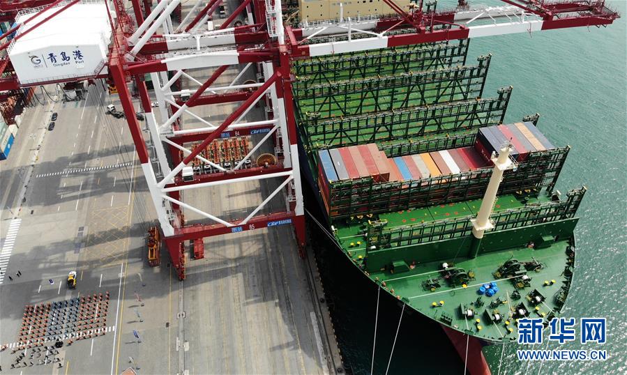 لاول مرة .. تبحر أكبر سفينة حاويات في العالم من ميناء تشينغداو شرقي الصين