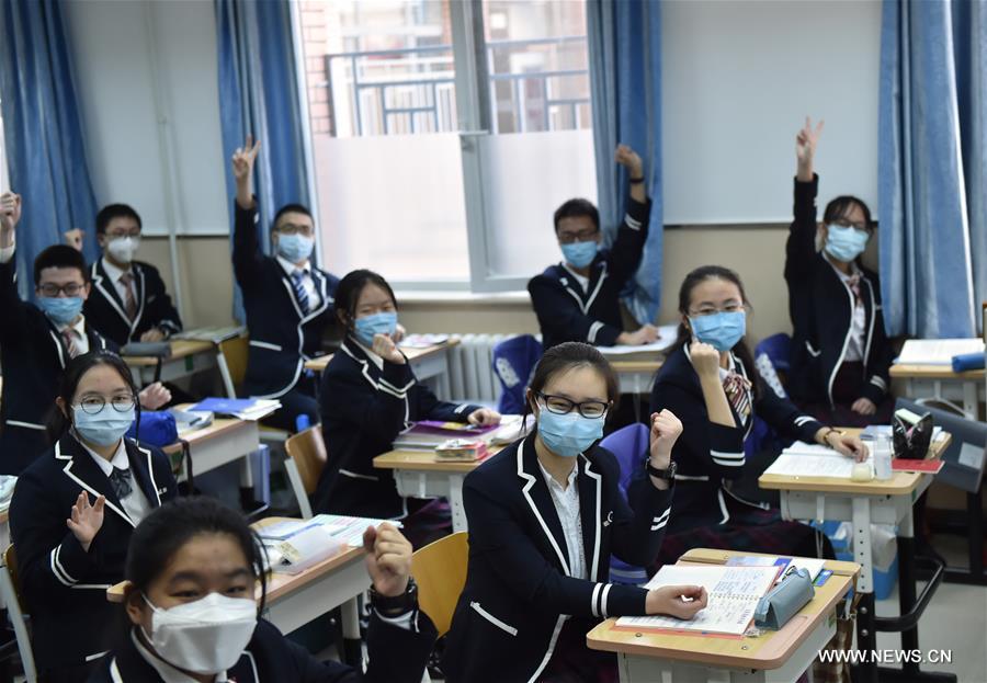 استئناف الدراسة في المدارس لطلاب الصف الثالث بالمدارس الثانوية ببكين