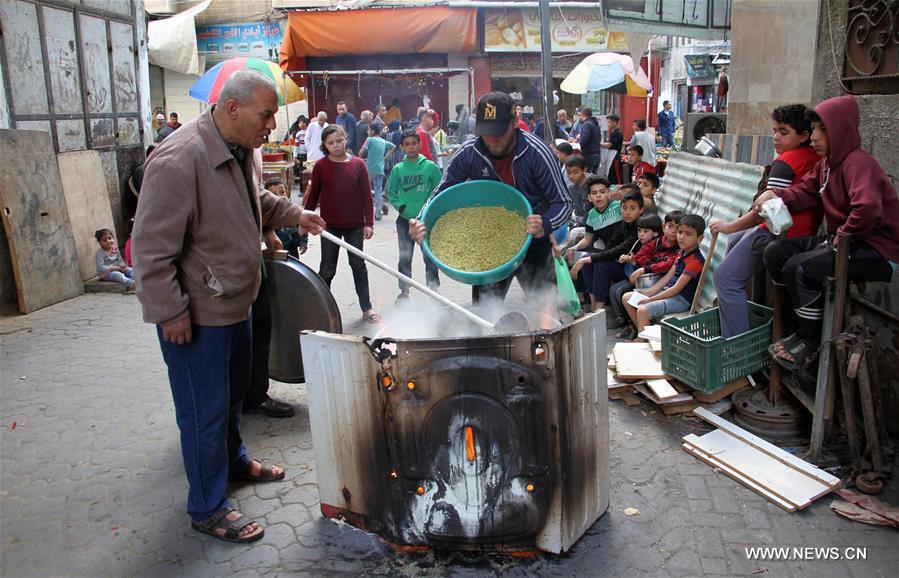 مقالة : فلسطيني من غزة يطهو الحساء للعائلات المحتاجة مع اتخاذ إجراءات الوقائية من مرض كورونا