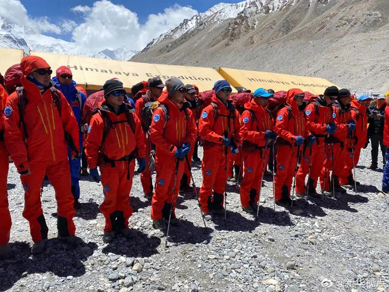 مساحون صينيون يغادرون لاعادة قياس ارتفاع جبل تشومولانغما