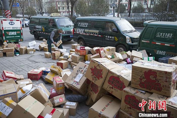 قطاع البريد السريع يشهد زيادة في حجم أعماله بنسبة 40% خلال عطلة عيد العمال في الصين