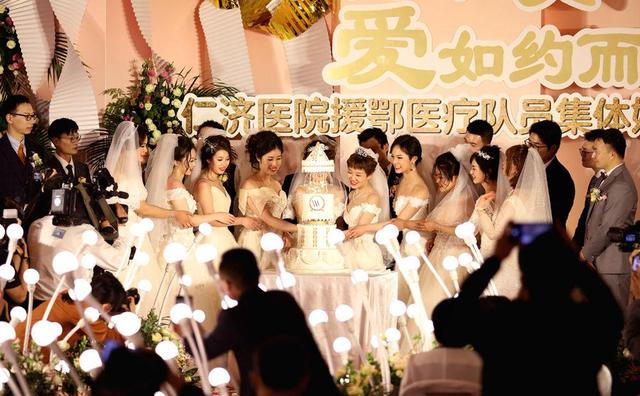 بالصور: حفل زفاف جماعي لأفراد الفريق الطبي الداعم لمقاطعة هوبي في شانغهاي