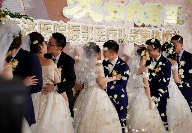 بالصور: حفل زفاف جماعي لأفراد الفريق الطبي الداعم لمقاطعة هوبي في شانغهاي