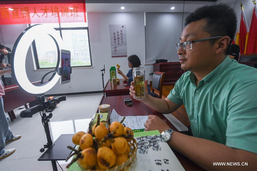 تدريبات خاصة لتسويق ثمار البشملة عبر البث المباشر في شرقي الصين
