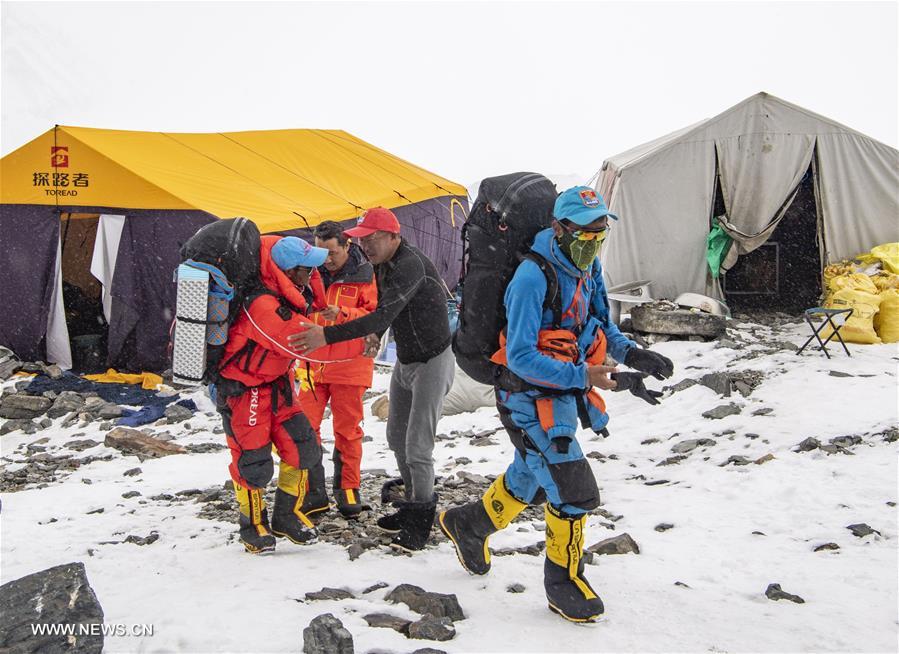 فريق لإعادة قياس جبل تشومولانغما يعمل على تعبيد طريق تجاه القمة