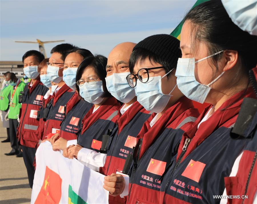 تقرير إخبارى: فريق طبي صيني يصل إلى زيمبابوي للمساعدة في مكافحة كوفيد-19