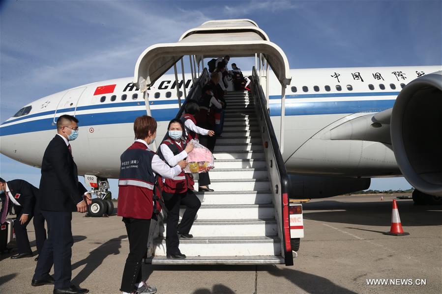 تقرير إخبارى: فريق طبي صيني يصل إلى زيمبابوي للمساعدة في مكافحة كوفيد-19