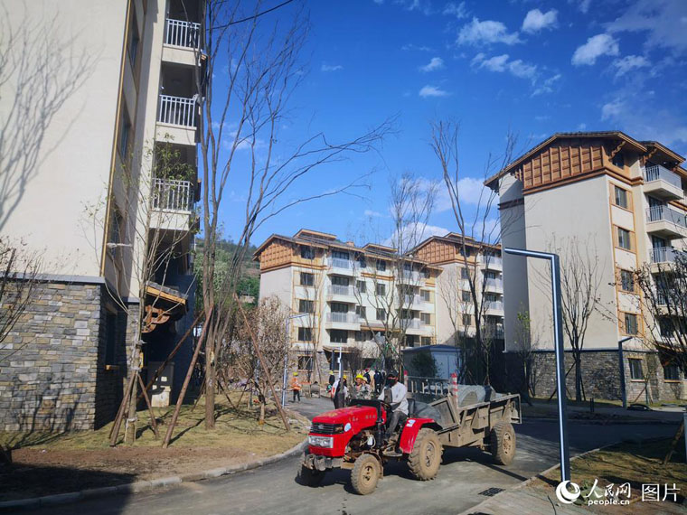 سكان احدى اشهر القرى الفقيرة في الصين ينتقلون الى مساكن جديدة