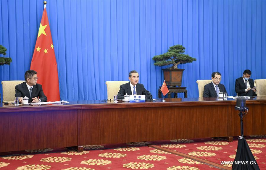 وزير الخارجية الصيني يشارك في اجتماع عبر الفيديو لوزراء خارجية منظمة شانغهاي للتعاون