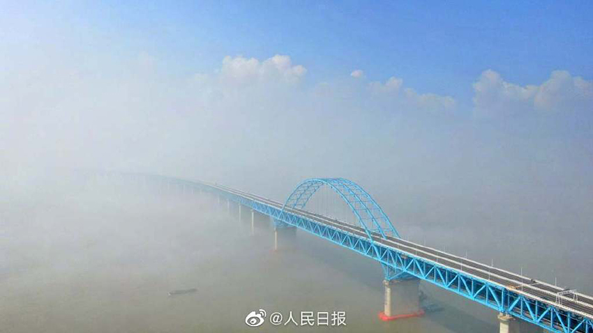 صور: جسر نهر اليانغتسي يطفو على بحر من الغيوم  