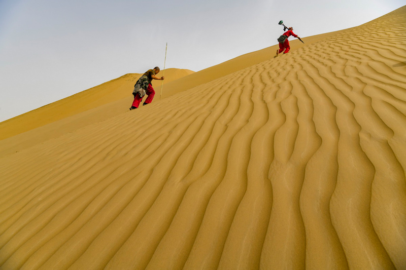 بالصور: العمل الشاق لبناء طريق صحراوي سريع في تاكليماكان بشينجيانغ