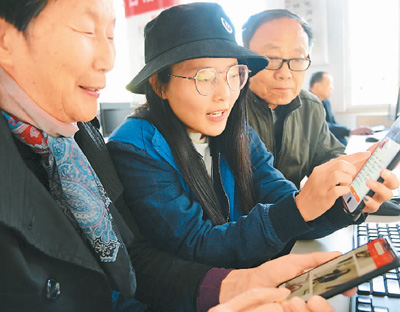 المزيد من الكهول كبار السن الصينيين يقبلون على التسوق عبر الإنترنت