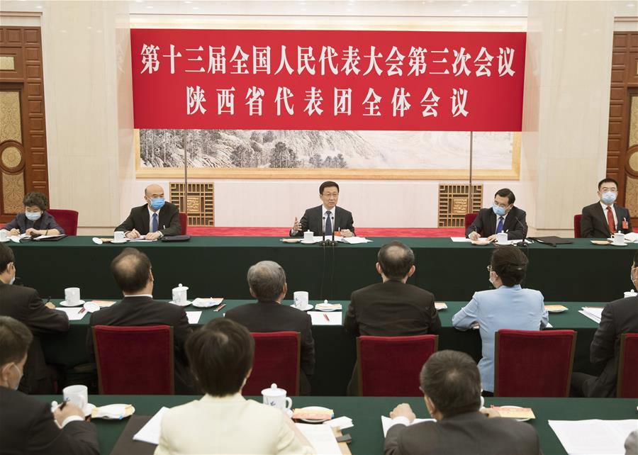 قادة صينيون يشاركون في مناقشات خلال الدورة التشريعية السنوية