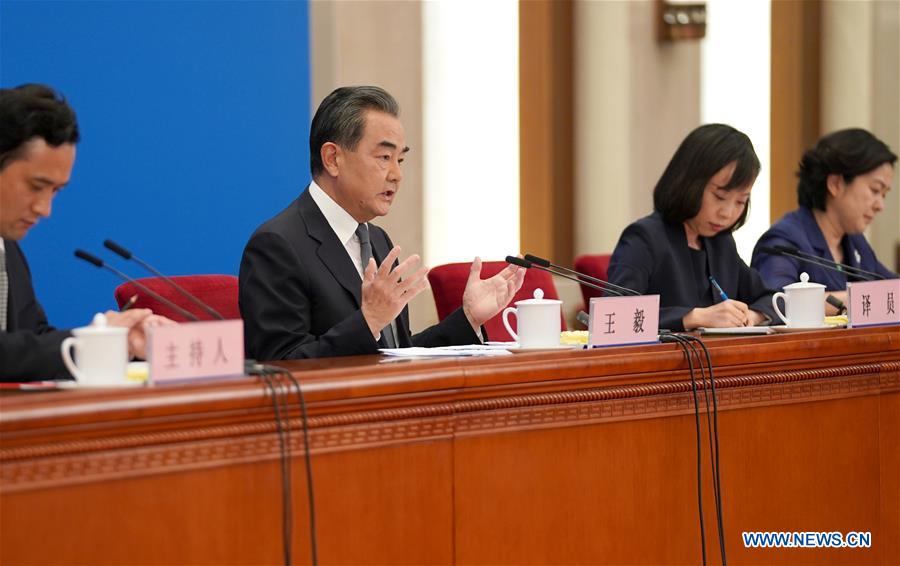 وزير الخارجية الصيني: الاستجابة المشتركة للصين واليابان وجمهورية كوريا لفيروس كورونا نموذج للعالم