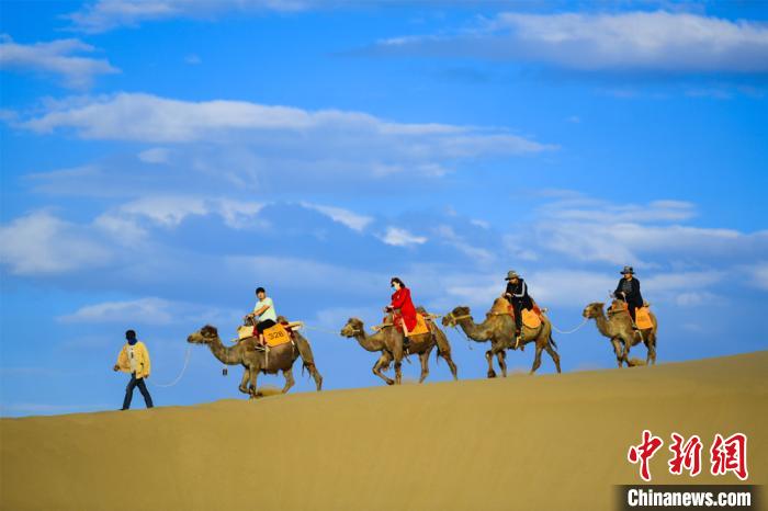 الصحراء الصينية تصبح نقطة جذب سياحي