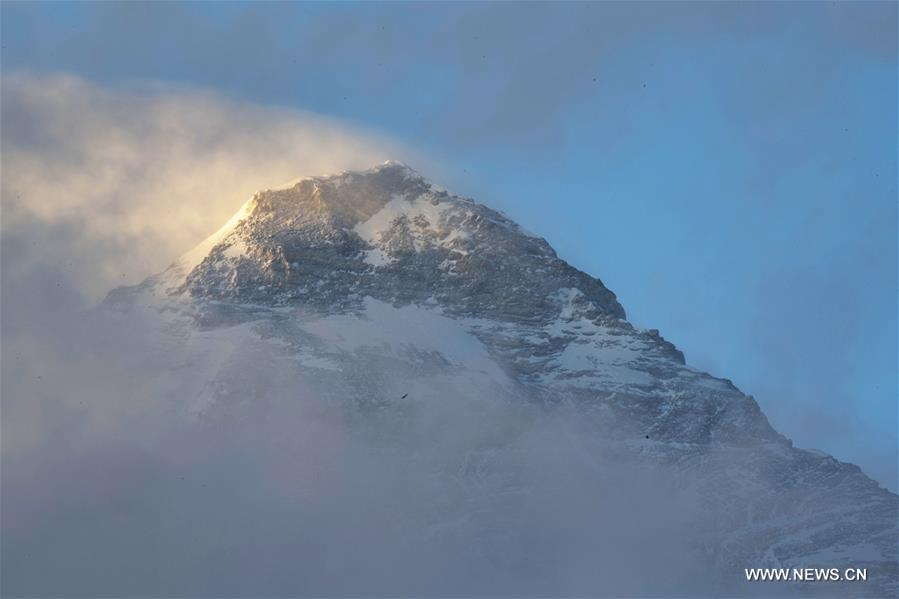 وزارة الموارد الطبيعية: حساب ارتفاع جبل تشومولانغما قد يستغرق شهورا