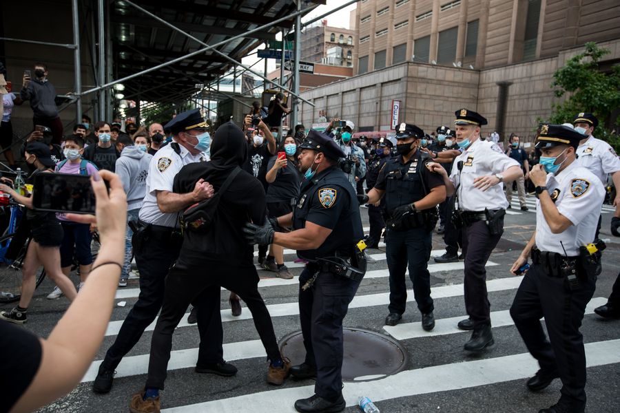 اعتقال أكثر من 300 متظاهر في نيويورك خلال الاحتجاجات على وفاة فلويد
