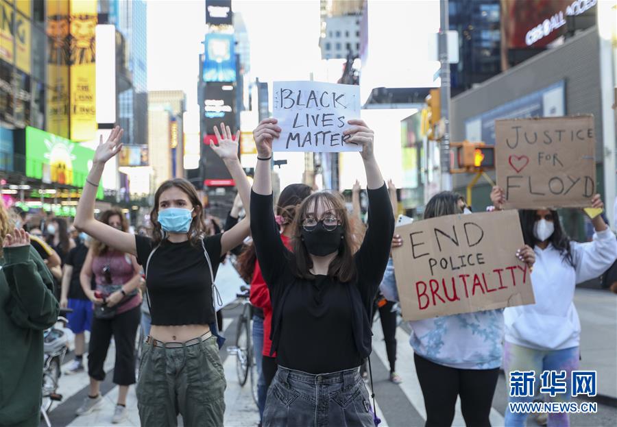 حظر تجول في مدينة نيويورك لكبح الاحتجاجات العنيفة