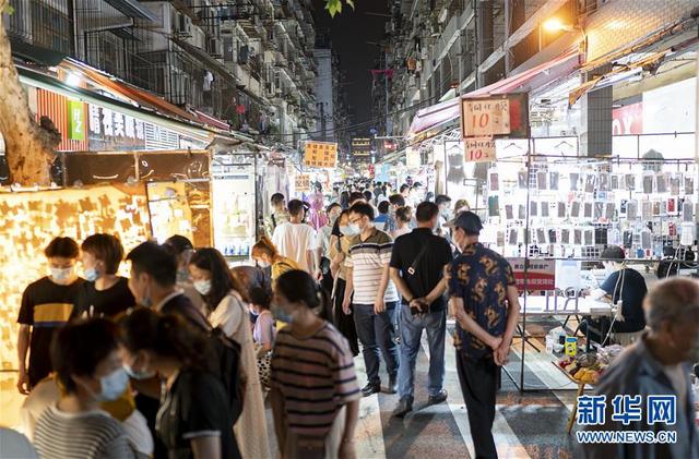 بالصور: سوق ووهان الليلي يستعيد حيويته من جديد