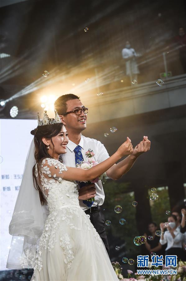 إقامة حفل زفاف جماعي لمكافحي كوفيد-19 في مدينة سانيا الصينية المشهورة بالمنتجعات