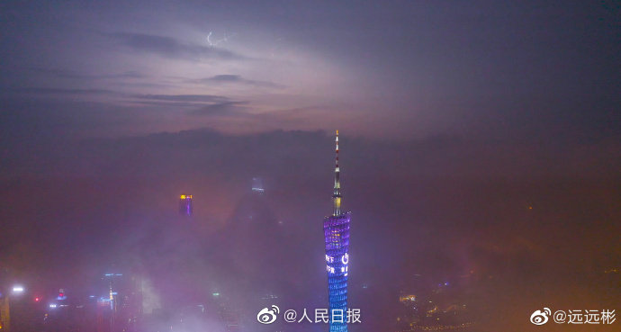 صور فريدة: لحظة ضرب البرق أطول برج فى الصين