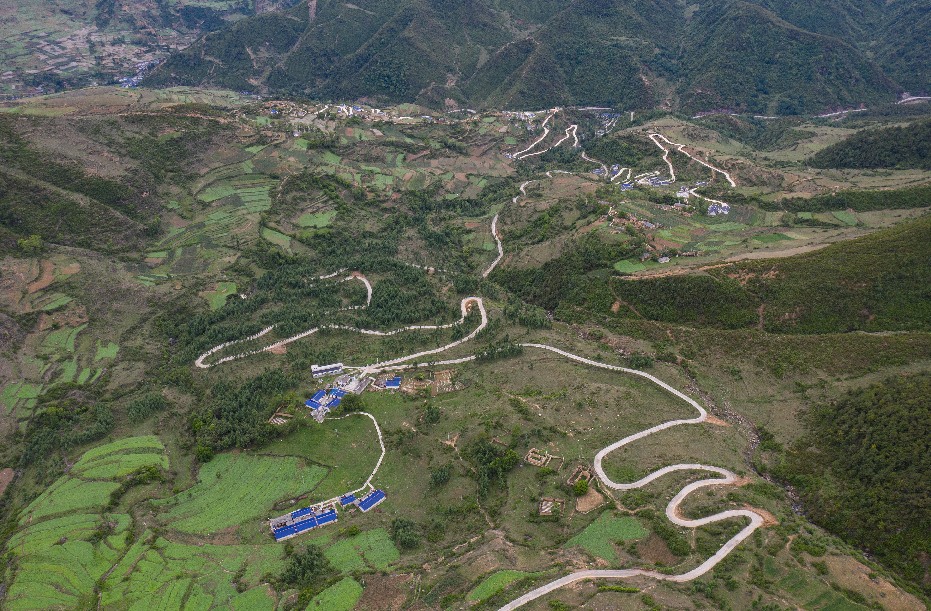 الطرق المتعرجة إلى القرى الواقعة على جرف الجبال