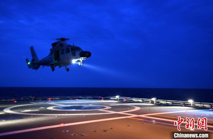 أسطول الحراسة الصيني ينظم تدريبات بطائرات الهليكوبتر فى خليج عدن