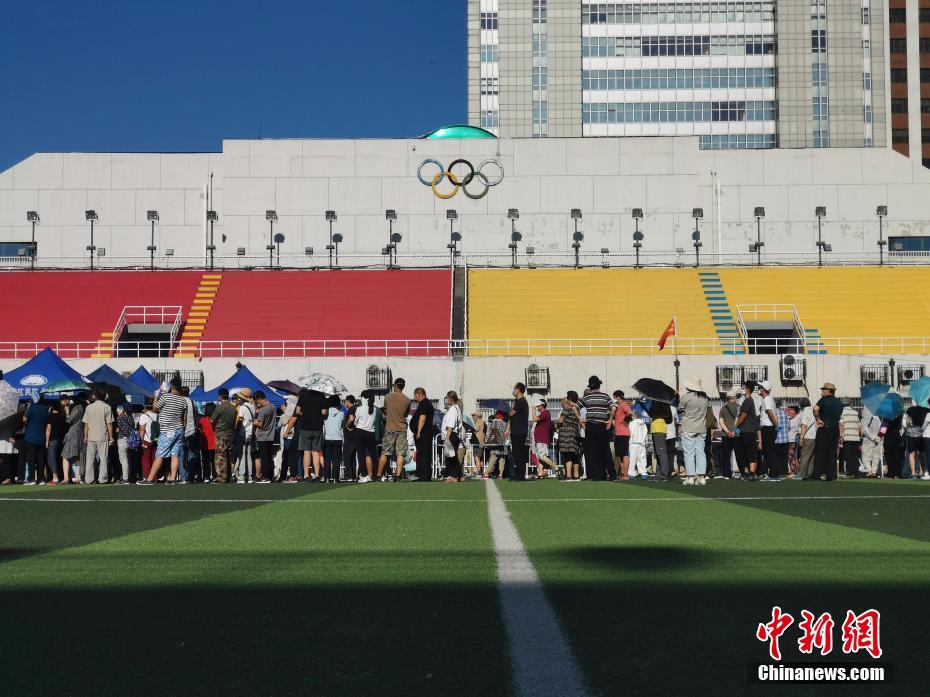 بالصور: سكان بكين يتلقون فحوصات الحمض النووي في ملعب