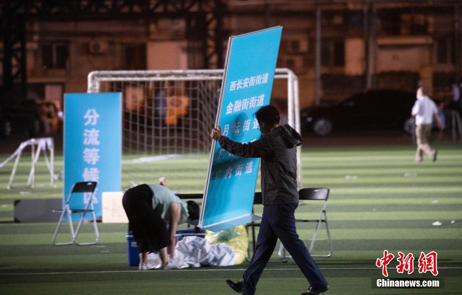 بالصور: سكان بكين يتلقون فحوصات الحمض النووي في ملعب