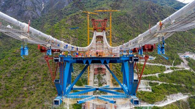 تركيب هيكل فولاذي بوزن 640 طنا لجسر شاهق بجنوب الصين