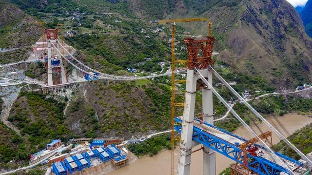 تركيب هيكل فولاذي بوزن 640 طنا لجسر شاهق بجنوب الصين