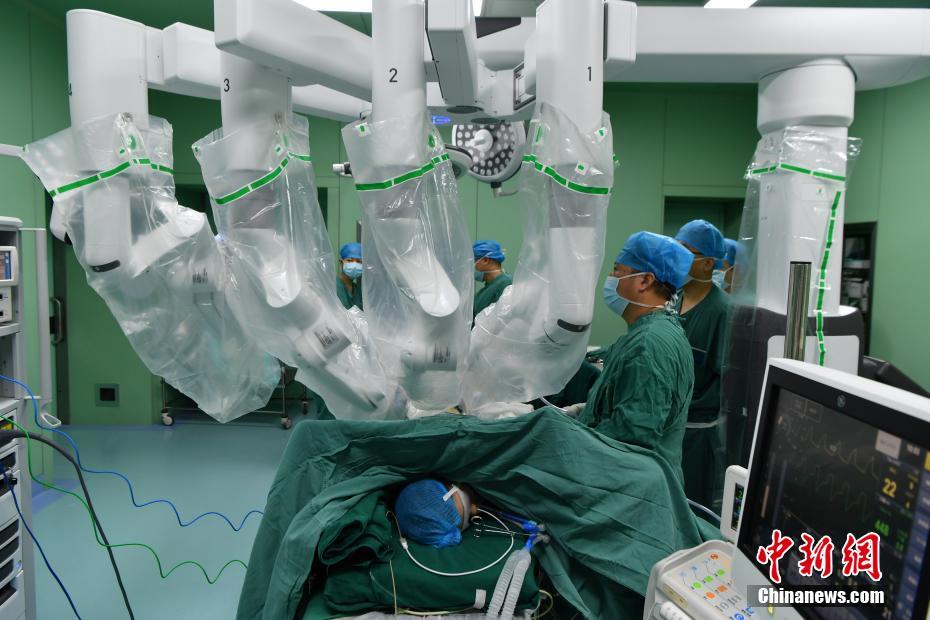 المستشفيات الصينية تستعمل روبوتات جراحة رباعية الأذرع الأكثر تقدما