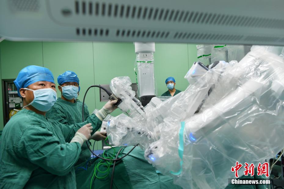 المستشفيات الصينية تستعمل روبوتات جراحة رباعية الأذرع الأكثر تقدما