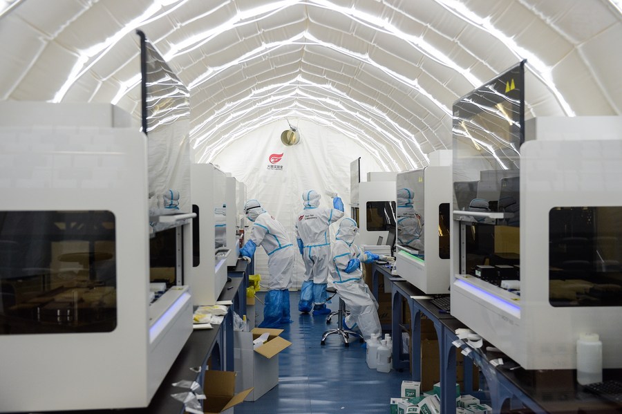 بدء تشغيل أول مختبر متنقل قابل للنفخ لاجراء اختبارات كوفيد-19 في بكين